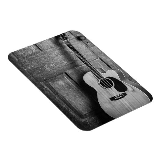 Gitarre lehnt gegen Tür in Schwarz und Weiß ab Magnet (Rechte Seite)