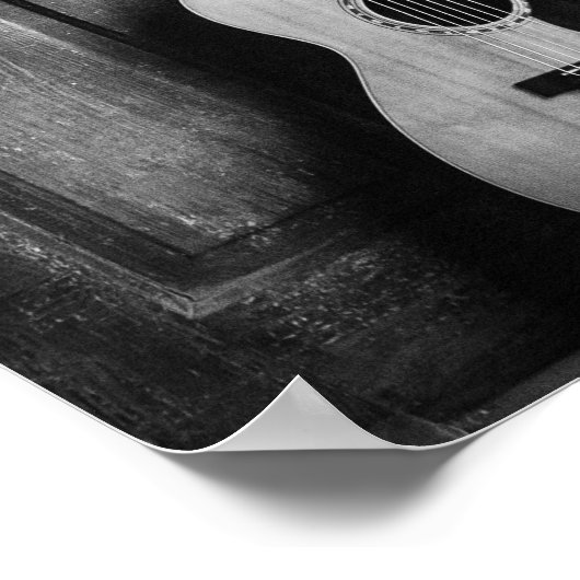 Gitarre lehnt gegen Tür in Schwarz und Weiß ab Poster (Ecke)