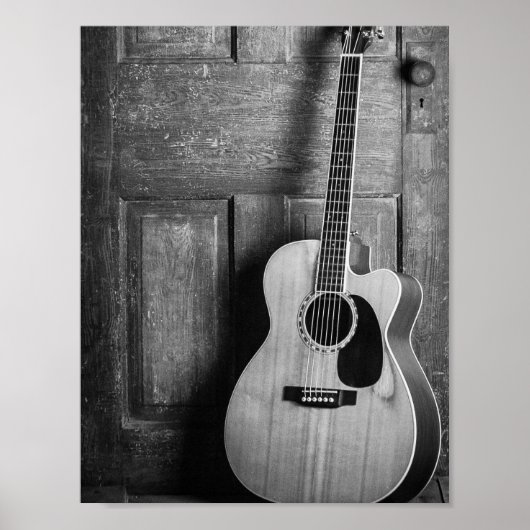 Gitarre lehnt gegen Tür in Schwarz und Weiß ab Poster (Vorne)