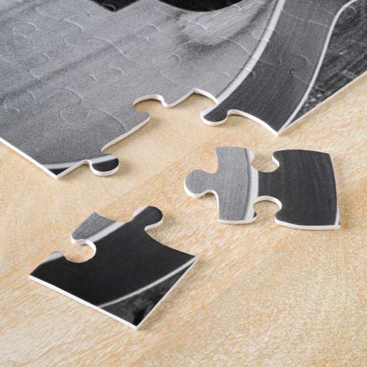 Gitarre lehnt gegen Tür in Schwarz und Weiß ab Puzzle (Seite)