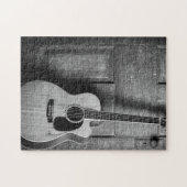 Gitarre lehnt gegen Tür in Schwarz und Weiß ab Puzzle (Horizontal)