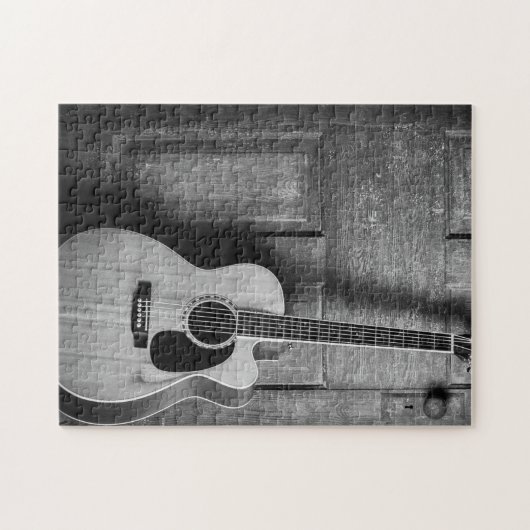 Gitarre lehnt gegen Tür in Schwarz und Weiß ab Puzzle (Horizontal)