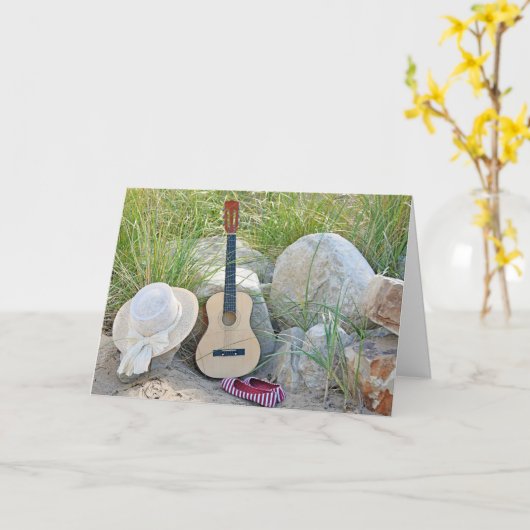 Gitarre mit Hut und Schuhen am Strand Karte (Gelbe Blume)