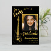 Gitarre Rock Music Graduation Party Black and Gold Folieneinladung (Stehend vorne)