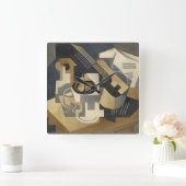 Gitarre und Obstschale auf einer Tabelle, 1918 Quadratische Wanduhr (Zuhause)