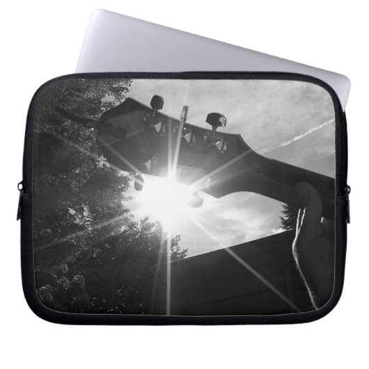 Gitarre und Sonnenstrahlen Laptopschutzhülle (Vorderseite)