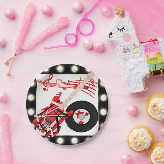 Gitarren-Aufzeichnung und Musiknoten mit heller Pappteller (Party)