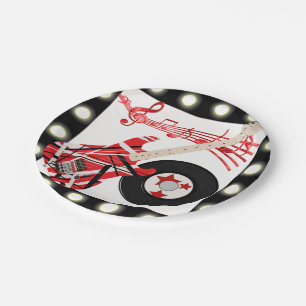 Gitarren-Aufzeichnung und Musiknoten mit heller Pappteller