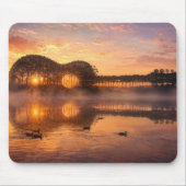 Gitarrenbaum-Silhouette mit Enten auf Seewasser Mousepad (Vorne)