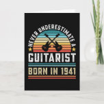 Gitarrist geboren 1941 80th Birthday Guitar Gift V Karte<br><div class="desc">Unterschätze niemals einen Gitarrist,  der 1941 geboren wurde. Ideal 80. Geburtstagsgeschenk für einen 80 Jahre alten Gitarrenspieler & Musikbegeisterten,  der Gitarren Lieben. Retro für Männer,  Frauen,  dein Vater am Vatertag.</div>