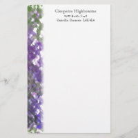 Gitter-weiches lila mit Blumenbriefpapier
