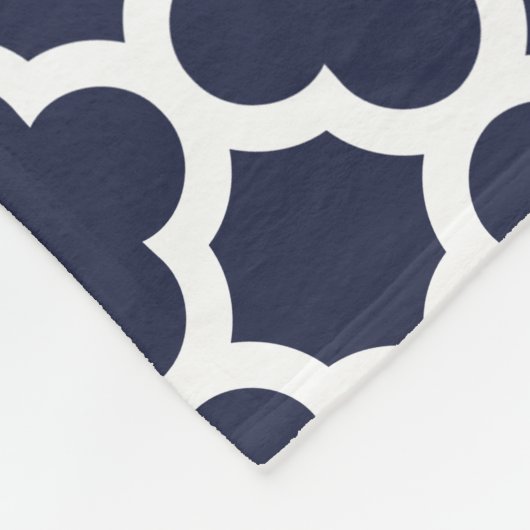 Gittermuster Navy Blue und White Quatrefolie Fleecedecke (Ecke)