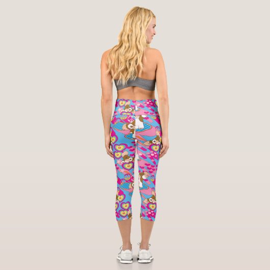 Gizmo | Pink Peace & Liebe Pattern Capri Leggings (Rückseite)
