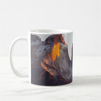GLACIER BERGE WÄHREND DES TAGES KAFFEETASSE