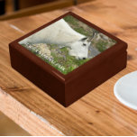 Glacier National Park Mountain Goat Foto Erinnerungskiste<br><div class="desc">In dieser hölzernen Geschenkboxen mit Keramik-Kacheln,  die ein Foto von einer Hornziege im Glacier National Park,  Montana,  zeigen,  lagern Schmuck,  Schmuck und andere kleine Seefresen. Wählen Sie Ihre Geschenkboxen und Farbe. Macht ein tolles Reise-Andenken!</div>