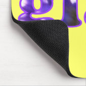 Glad mit violetten Blumenmousepads buchstabiert Mousepad (Ecke)