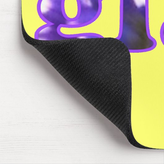 Glad mit violetten Blumenmousepads buchstabiert Mousepad (Ecke)