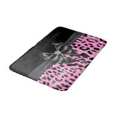 Glam Black Bow Diamond Pink Glitzer Leopard Badematte (Schrägansicht)