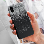 Glam Black Silver Glitzer Monogram Name iPhone 13 Hülle<br><div class="desc">Glam Black Silver Glitzer Elegant Monogram iPhone Case. Dieses schicke Gehäuse mit elegantem silberfarbenem Glitzer auf schwarzem Hintergrund ist einfach zu personalisieren. Das Design enthält Ihr handgeschriebenes Skriptmonogramm mit hübschen Wirbel und Namen.</div>