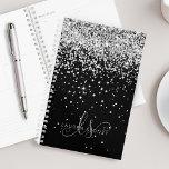 Glam Black Silver Glitzer Monogram Name Planer<br><div class="desc">Glam Black Silver Glitzer Eleganter Monogram Planer Einfach personalisieren Sie dieses schicke Design mit elegantem silberglänzenden Glitzer auf schwarzem Hintergrund. Das Design enthält Ihr handgeschriebenes Skriptmonogramm mit hübschen Wirbel und Namen.</div>