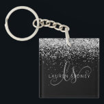 Glam Black Silver Glitzer Monogram Name Schlüsselanhänger<br><div class="desc">Glam Black Silver Glitzer Eleganter Monogram Schlüsselanhänger Einfach personalisieren dieses schicke Design des Schlüsselanhängers mit elegantem silberfarbenem Glitzer auf schwarzem Hintergrund. Das Design enthält Ihr handgeschriebenes Skriptmonogramm mit hübschen Wirbel und Namen.</div>