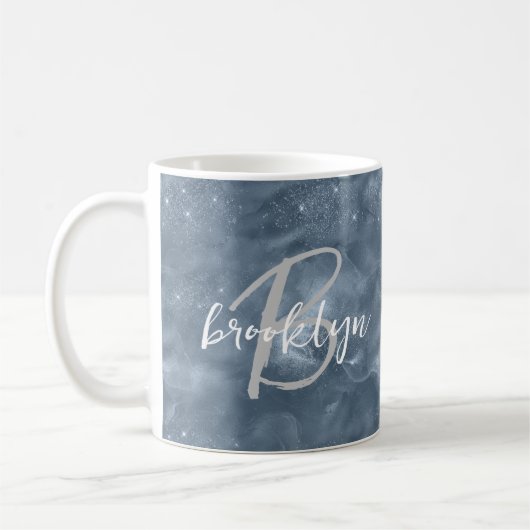 Glam Dusty Blue Stardust Wirbel Script Monogram Kaffeetasse (Links)