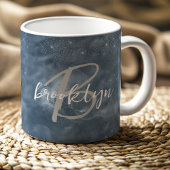 Glam Dusty Blue Stardust Wirbel Script Monogram Kaffeetasse