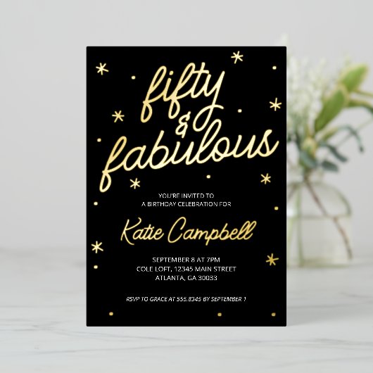 Glam Fifty and Fabulous Script 50th Birthday Foil Folieneinladung (Stehend vorne)