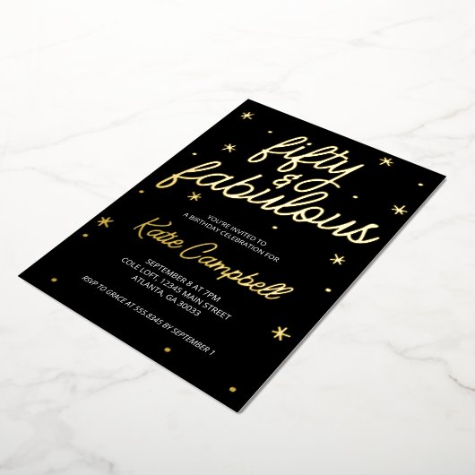 Glam Fifty and Fabulous Script 50th Birthday Foil Folieneinladung (Gedreht)