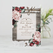 Glam Floral Rustic Wood & Lace Barn Hochzeit Einladung (Stehend Vorderseite)