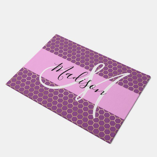 Glam Fuchsia Metallic Pink Honeycomb Monogram Name Fußmatte (Schrägansicht)