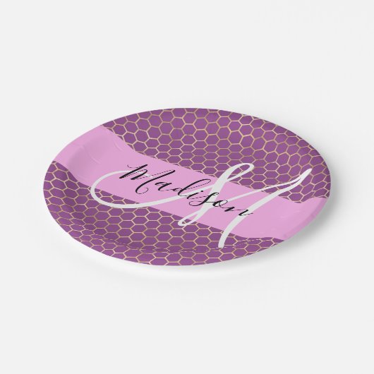Glam Fuchsia Metallic Pink Honeycomb Monogram Name Pappteller (Schrägansicht)