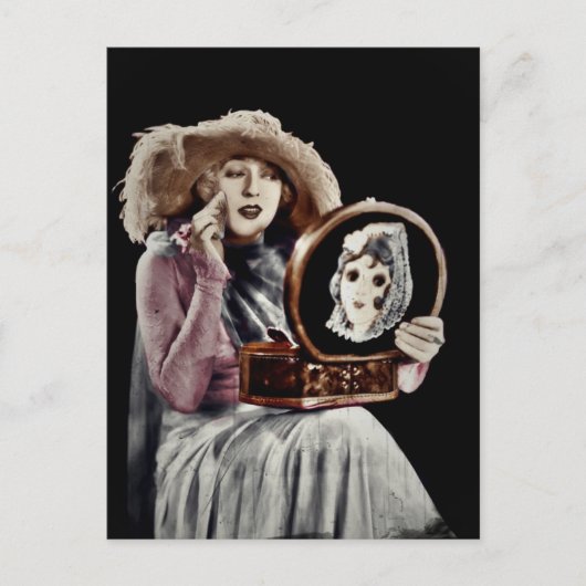 Glam Gal sieht Mirror an Postkarte (Vorderseite)