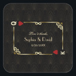 Glam Gatsby Casino Las Vegas Poker Wedding Quadratischer Aufkleber<br><div class="desc">Einzigartige Casino Royale und Great Gatsby themed Card Design. Es zeigt den Vintagen Art Deko Stil, ein Roaring 1920er Jahre alten Hollywood-Rahmen mit Imitaten Goldfolie Fleur-de-lis, rote Herzen, Q und K an zwei Ecken (Simulation Spielkarten), auf goldschwarzen Art Deco Muster Hintergrund. Spezielle Formulierungen werden wie im Poker-Spiel verwendet. Auf der...</div>