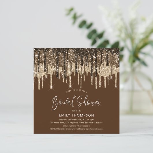 Glam Glitzer Tropfen Gold Brown Script Brautparty Einladung (Stehend Vorderseite)