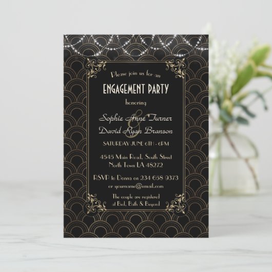 Glam Gold Art Deco Fleur-de-lis Engagement Party Einladung (Stehend Vorderseite)