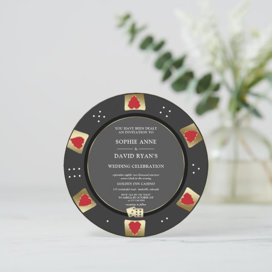 Glam Gold Black Poker Chip Casino QR Code Hochzeit Einladung (Stehend Vorderseite)
