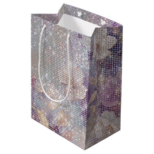 Glam Gold Lila Floral Sparkle Mittlere Geschenktüte (Rückseite Schrägansicht)
