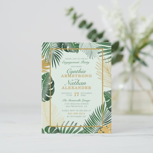 Glam Green Tropical Blätter Moderne Engagement Par Einladungspostkarte (Stehend Vorderseite)