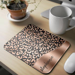Glam Imitate Foil Leopard Spots Rose Gold Schwarze Mousepad<br><div class="desc">Dieses Design zeichnet sich durch eine schicke Rose goldgelben Metallleoparden-Spot-Muster auf einem schwarzen Hintergrund auf dem verlassen, und eine Rose Gold Imitate Folie auf der rechten Seite in Form einer Welle mit Rose Gold Imitate Glitzer begrenzt. Personalisieren Sie es mit Ihrem Namen oder Monogramm in einem stilvollen, handgeschriebenen, schwarzen Schriftart....</div>