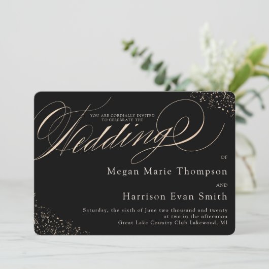 Glam Imitats Gold Speckle Calligraphy Script Weddi Einladung (Stehend Vorderseite)
