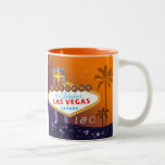 Glam Las Vegas Mit Monogramm Wedding Zweifarbige Tasse<br><div class="desc">Herrliches Las Vegas Schild tropische Palmen Silhouetten glitzernde Sterne lila & orange Hintergrund illustriert auf maßgeschneiderten Hochzeitsgeschenke oder Keepake Tasse. Spezielle Tasse können Sie für Ihre Las Vegas themed Verlobung, Hochzeit oder Jubiläum personalisieren. ((Sie finden die passenden Hochzeitsessentials & Favoriten in diesem Laden, Bridal Heaven. Wenden Sie sich an ujean4791@gmail.com,...</div>