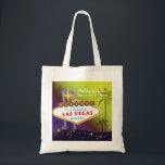 Glam Las Vegas Wedding Trauzeugin Gift Tragetasche<br><div class="desc">Grosses und glamouröses Las Vegas Strip Schild hohe Palmen und farbenfrohe Sterne gelbe und lila Schattierungen Hintergrund illustriert auf individuelle Trauzeugin Geschenktaschen. Personalisieren Sie die künstlerischen und einzigartigen Taschen für Ihre Trauzeugin und/oder Brautmädchen, um ihnen zu danken! ((Sie finden die passenden Hochzeitsessentials & Favoriten in diesem Laden, Bridal Heaven. Wenden...</div>