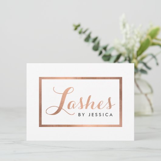 Glam Lashes Script Rose Gold Geschenkgutschein (Stehend Vorderseite)
