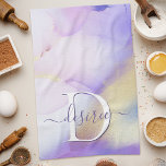 Glam Lilac Gold Abstrakt Paint Elegant Monogram Geschirrtuch<br><div class="desc">Diese abstrakte lila Aquarellfarbe und das goldene Imitat bespritzen den Hintergrund mit Ihren individuellen Details.</div>