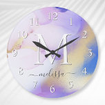 Glam Lilac Gold Abstrakt Paint Elegant Monogram Große Wanduhr<br><div class="desc">Diese abstrakte lila Aquarellfarbe und das goldene Imitat bespritzen den Hintergrund mit Ihren individuellen Details.</div>