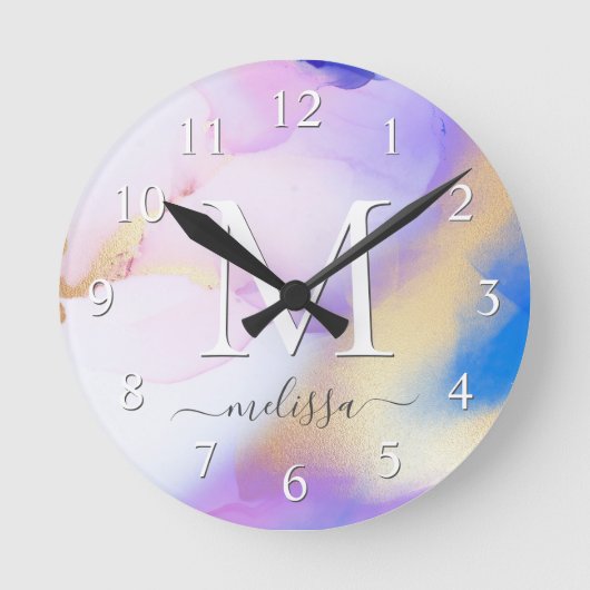 Glam Lilac Gold Abstrakt Paint Elegant Monogram Runde Wanduhr (Vorderseite)