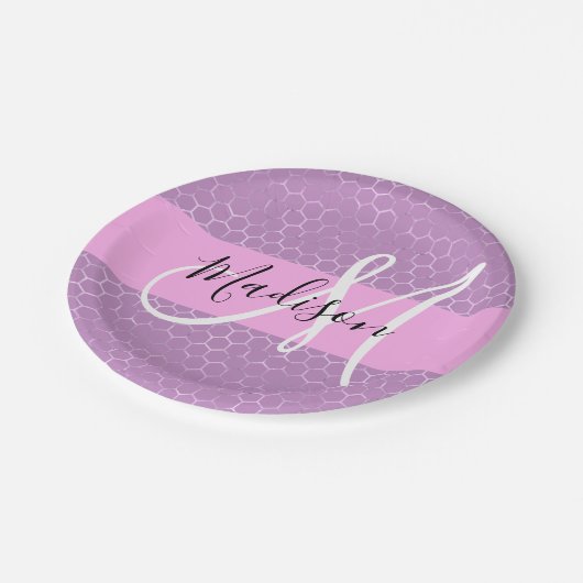 Glam Lilac Metallic Pink Honeycomb Monogram Name Pappteller (Schrägansicht)