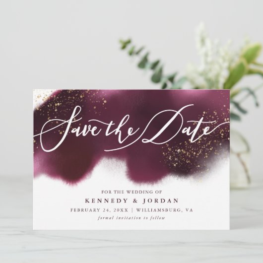 Glam Maroon und Gold Glitzer Save The Date (Stehend Vorderseite)