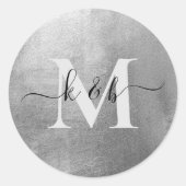 Glam Metallic Silver Script Monogram Wedding Runder Aufkleber (Vorderseite)
